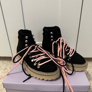 NIB Madden Girl Tipperr black boots size 5 pink & black laces